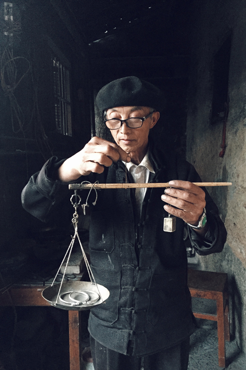 Preserving the quintessence of H'Mong silver carving