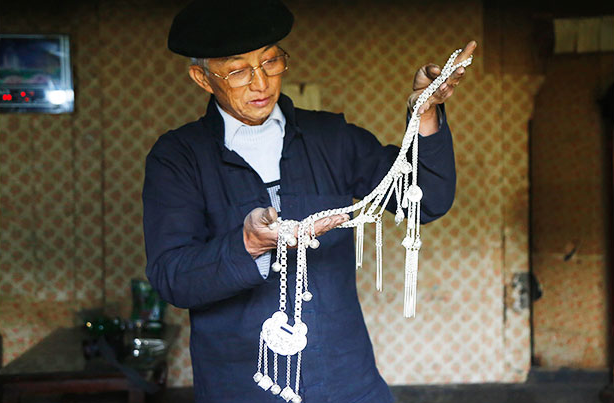 Preserving the quintessence of H'Mong silver carving