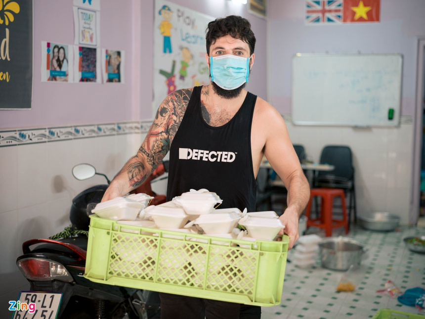 foreigner in vietnam distributes food to homeless in covid hotspot