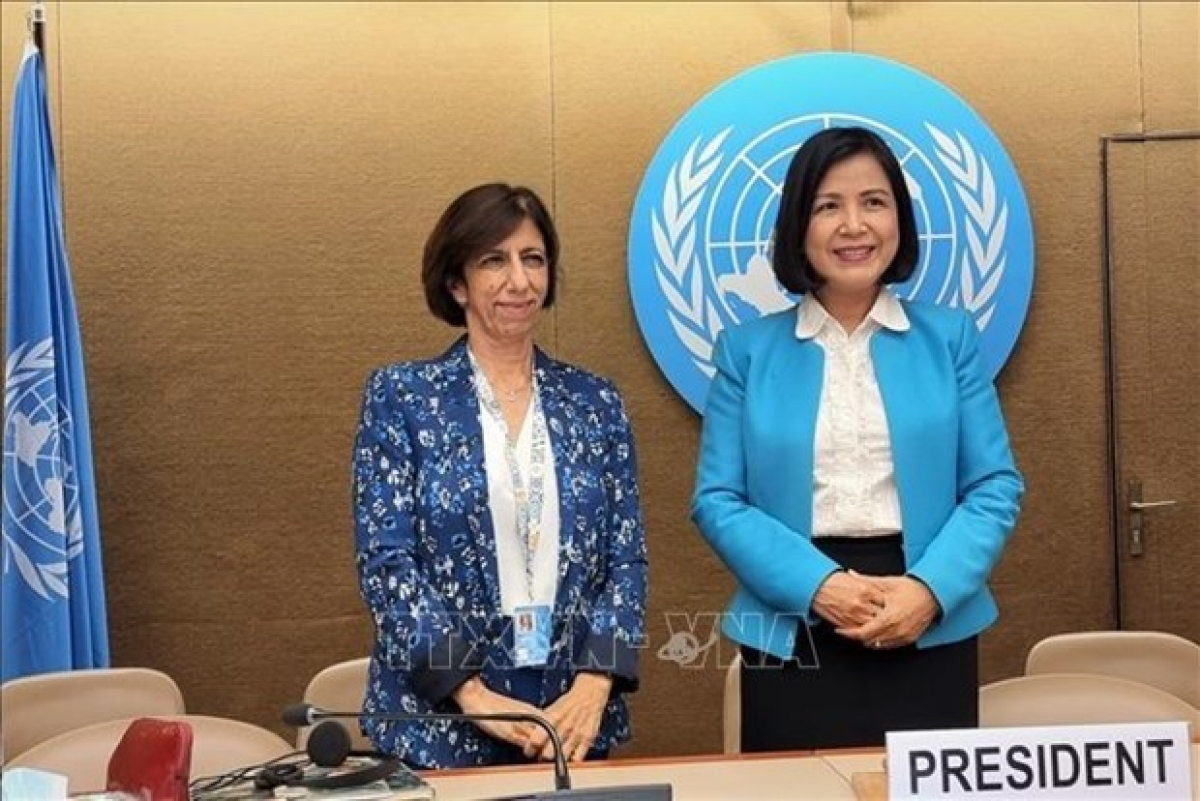 Teresa Moreira (L), head of the UNCTAD's Competition and Consumer Policies Branch, and Ambassador Le Thi Tuyet Mai (R), Permanent Representative of Vietnam to the UN, the World Trade Organisation (WTO) and other international organisations in Geneva. Photo: VNA
