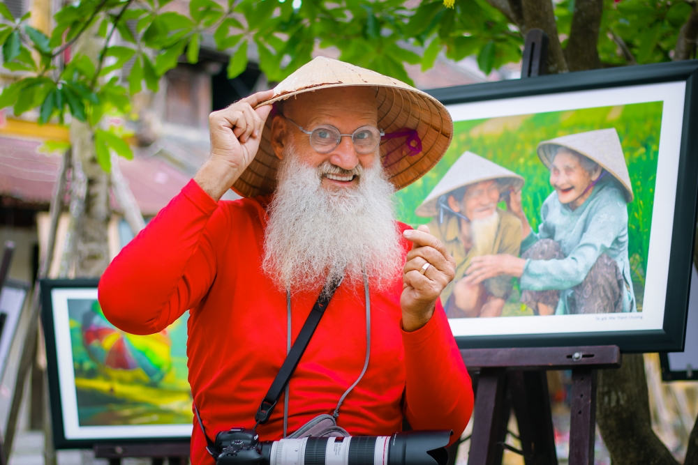 french santa claus loves photographing hoi an