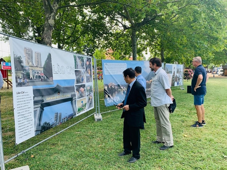 hungarian photographer brings images of vietnamese culture to fonyod city