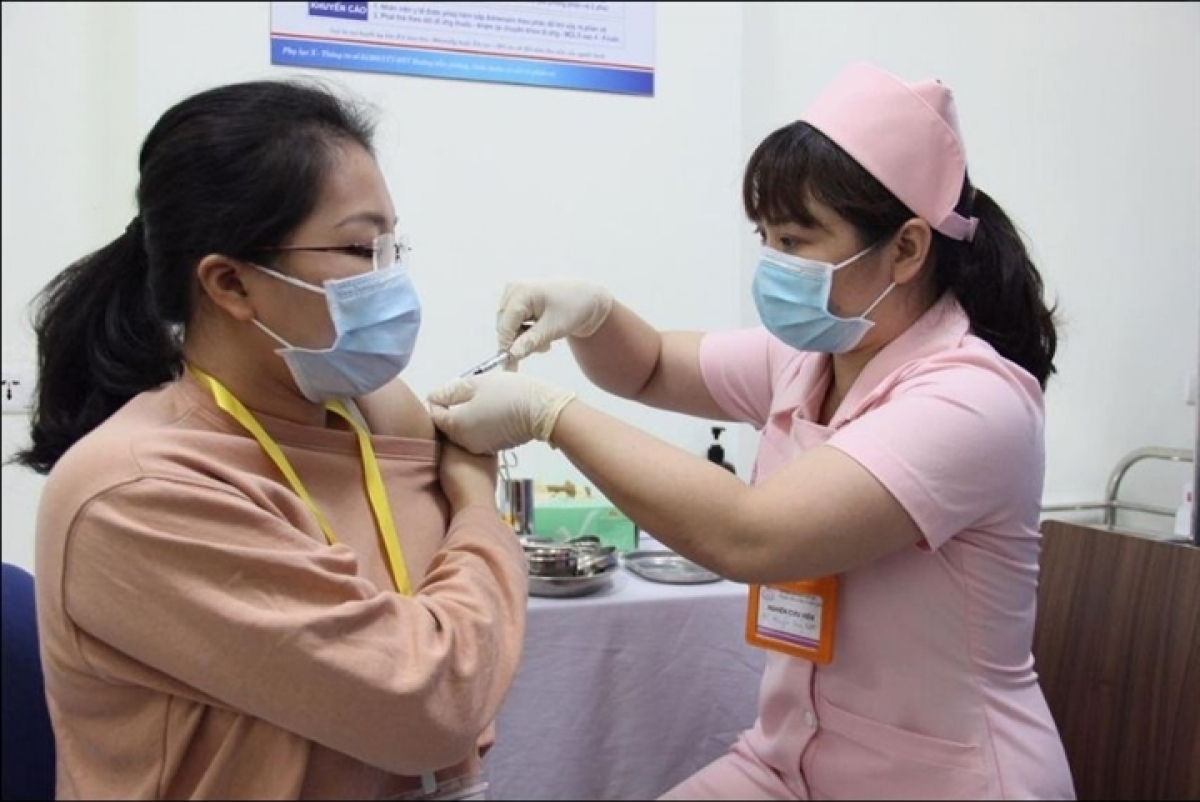 A volunteer receives a Covivac shot during the trial. Photo: VOV