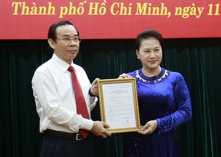 National Assembly Chairwoman Nguyen Thi Kim Ngan hands the decision to Nguyen Van Nen. Photo: VNN