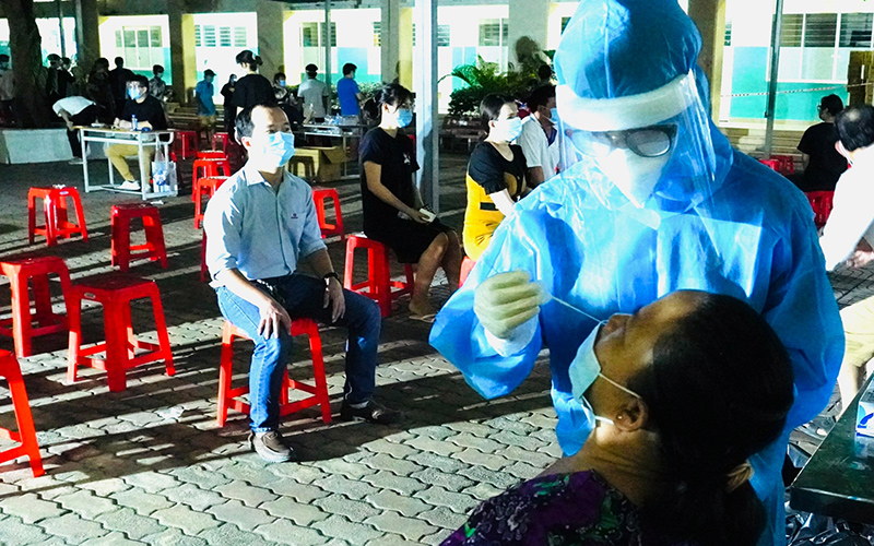 people volunteer at frontline of covid 19 pandemic