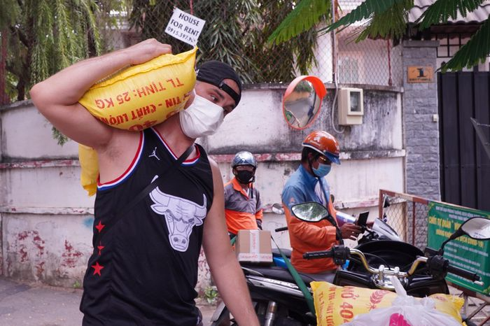 Foreigner in Vietnam Distributes Food to People in Need Amid Covid-19