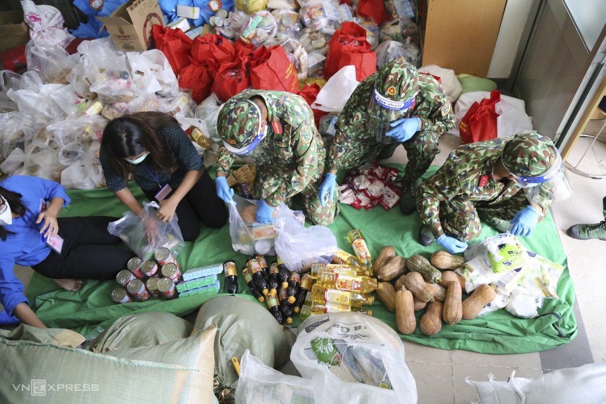 vietnam news today august 24 soldiers supply food to ho chi city needy citizens