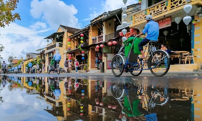 Tourists take cyclo rides in Hoi An ancient town, 2019. Photo: VnExpress
