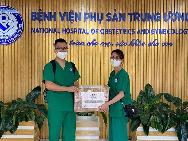 Hanoi's Running Community Donates Supplies to Doctors