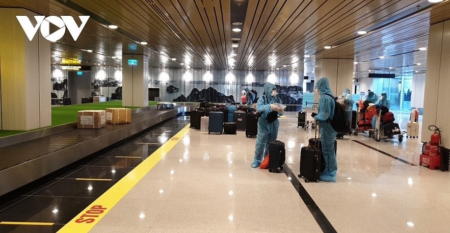 First passengers with vaccine passports enter Van Don International Airport in Quang Ninh. Photo: VOV