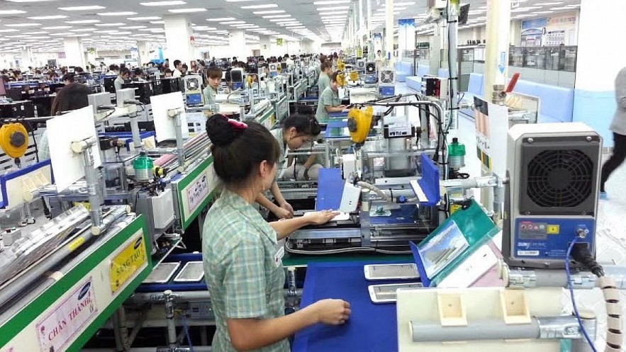 Manufacturing mobile phones at a Samsung Vietnam production line. Photo: VOV