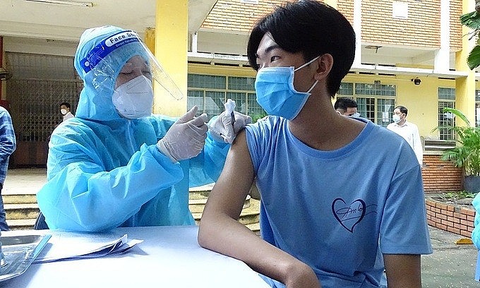 A student receives a shot of the Pfizer Covid-19 vaccine in Cu Chi District, HCMC, October 27, 2021. Photo: VnExpress