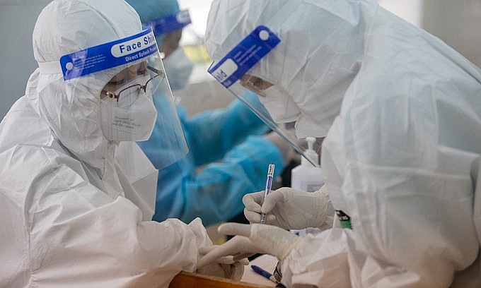 Health workers perform Covid-19 vaccination in HCMC's District 1, October 27, 2021. Photo: VnExpress