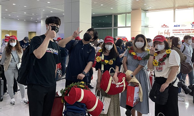 vietnam news today november 21 phu quoc welcomes first intl tourists under vaccine passport program