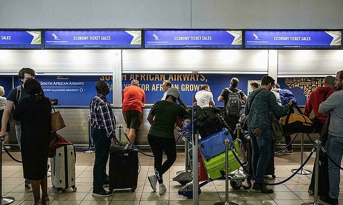 Travelers queue at South African Airways info counter at the O.R. Tambo International Airport in Johannesburg, South Africa, November 15, 2019. Photo: AFP