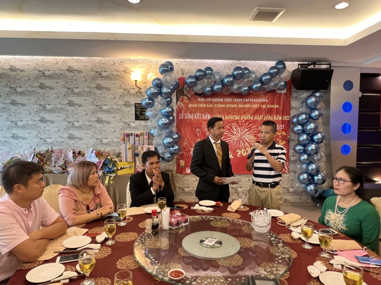 vietnamese people in malaysia support one another during pandemic