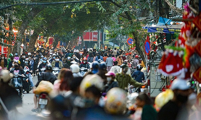 Hanoians flock to Hang Ma Street on December 23, 2021. Photo: VnExpress