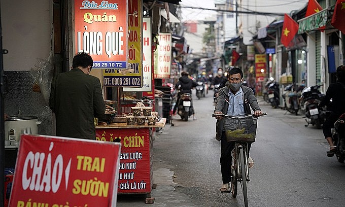 An eatery prepares takeaway portions in Hanoi's Hoang Mai District. Photo: VnExpress