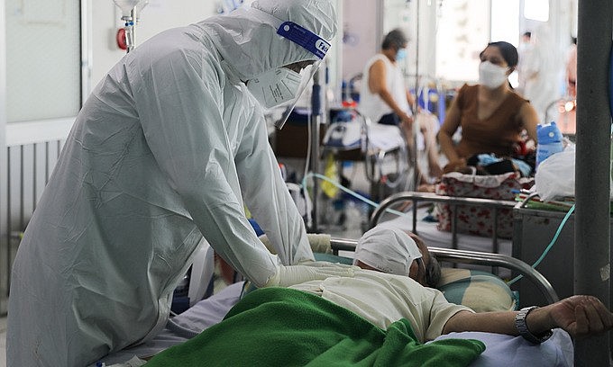 A doctor checks on a Covid-19 patient at a hospital in HCMC's District 8, September 21, 2021. Photo: VnExpress