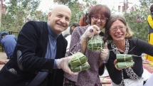 foreign diplomats learn to make chung cake for the first time