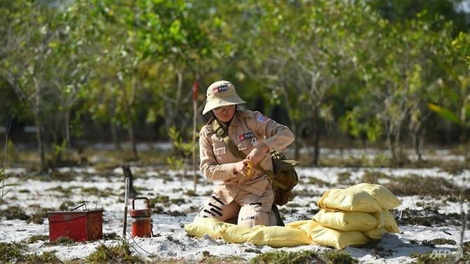 vietnamese women strive to clear war era mines