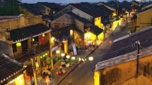 hoi an offers free medical masks to tourists to combat ncov