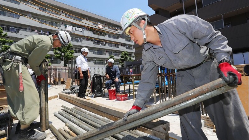 foreign workers in japan hit record high