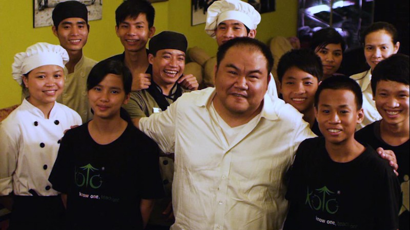 Vietnamese-Australian man starts cooking school for street kids in Vietnam