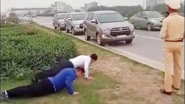 vietnamese traffic policer fines drivers by doing push ups for not wearing face mask