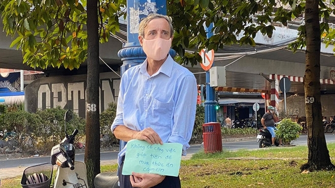 british teacher in vietnam begs for meal during covid 19 outbreak
