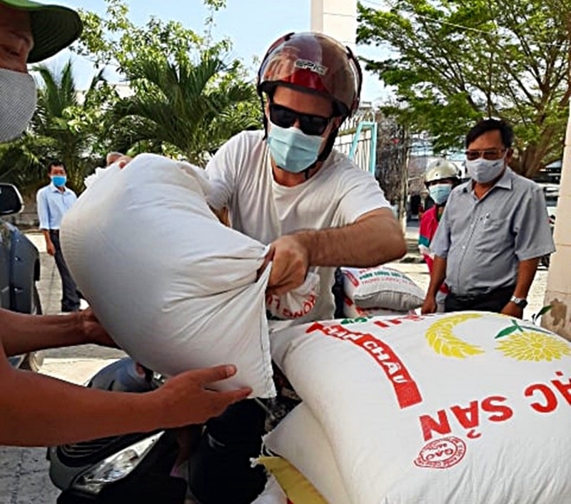foreign tourist donates vietnams rice atm to support those affected by covid 19