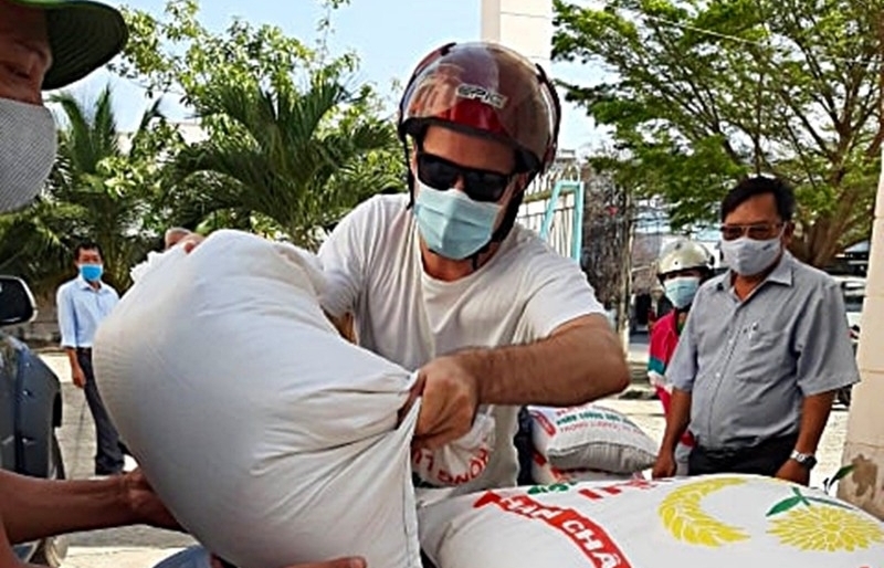 foreign tourist donates vietnams rice atm to support those affected by covid 19