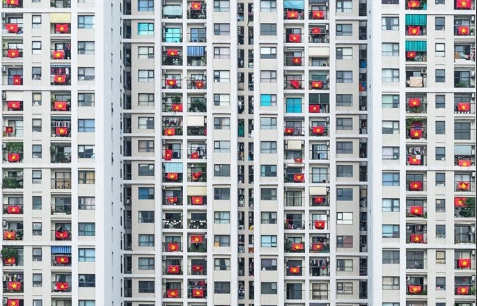 picture national flags simultaneously hung up hanoi apartment raising covid 10 fight spirit