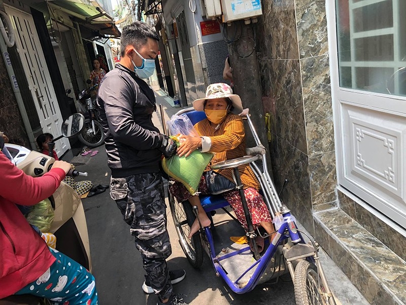 vietnamese young man nearly a decade offers free meals to poor people