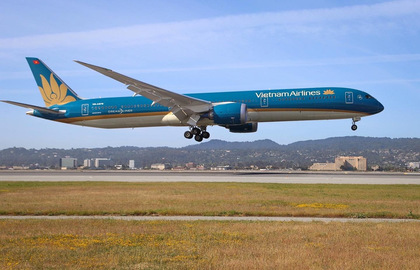 vietnamese carrier conducts direct flight to the us for first time in history