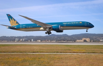 vietnamese carrier conducts direct flight to the us for first time in history