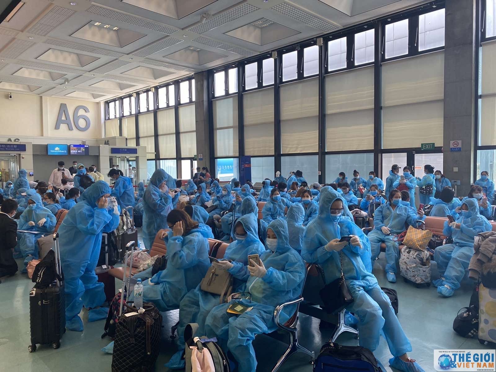 Another flight brings Vietnamese citizens return home another flight brings vietnamese citizens return home