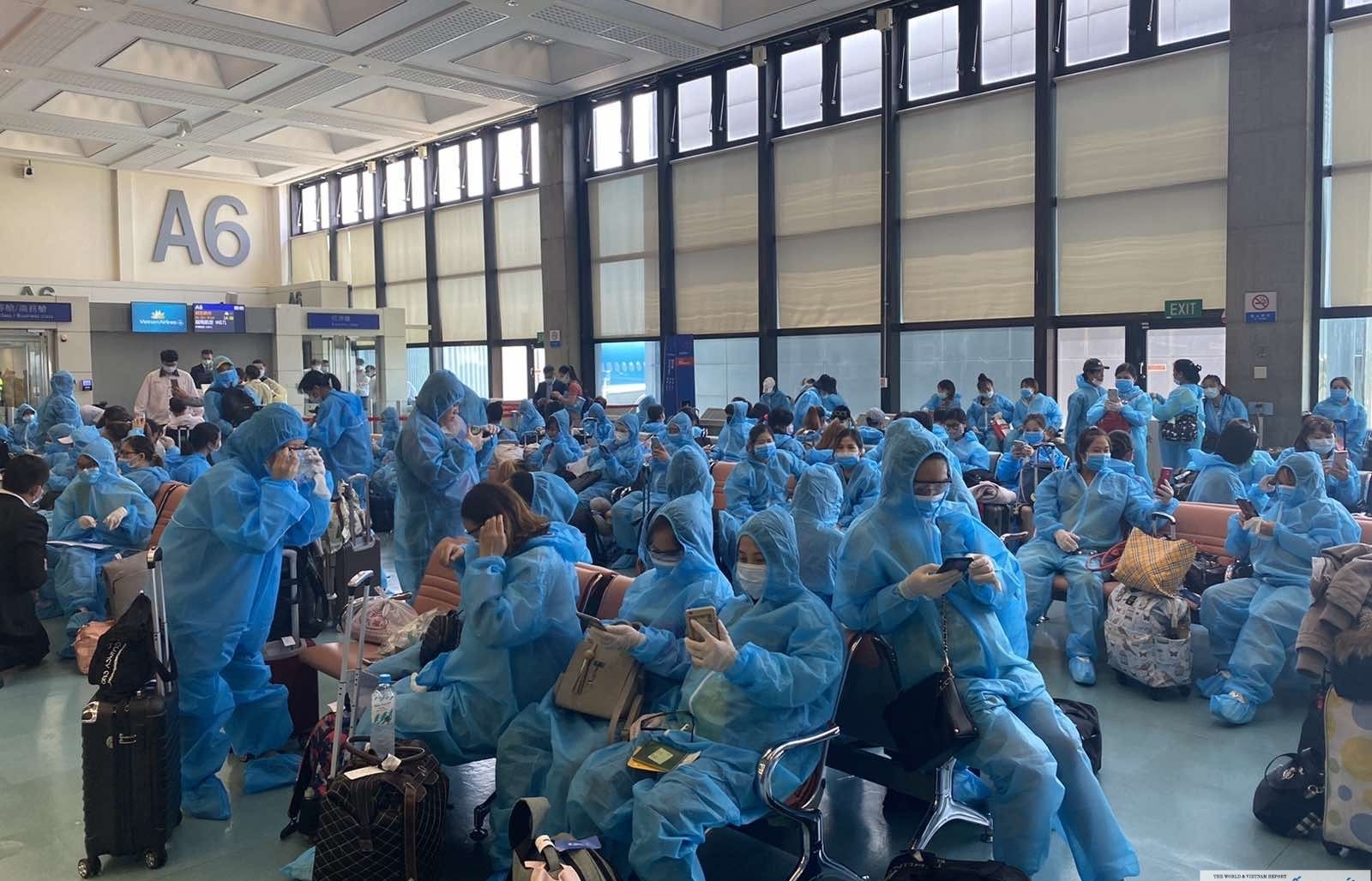 Another flight brings Vietnamese citizens return home