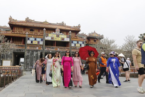 Hue offers free entrance to relic sites for all women wearing Ao Dai hue offers free entrance to relic sites for all women wearing ao dai