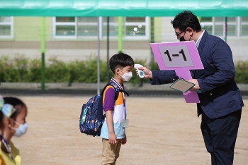 south korea hundreds of schools to close after reopening