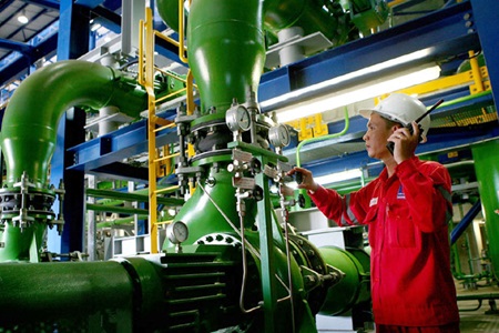 petro vietnam chairman pham xuan son the whole economy was benefiting from declining oil prices