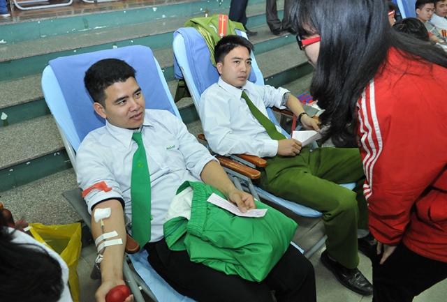 blood donation day attracts thousands of participants