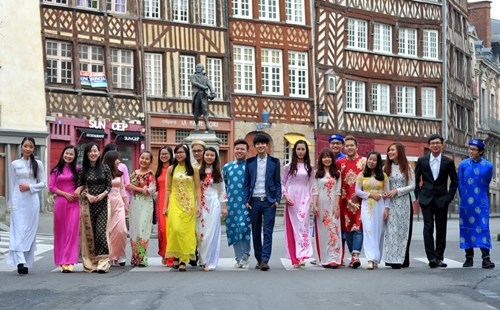 overseas vietnamese students in japan france and germany eagerly welcome lunar new year