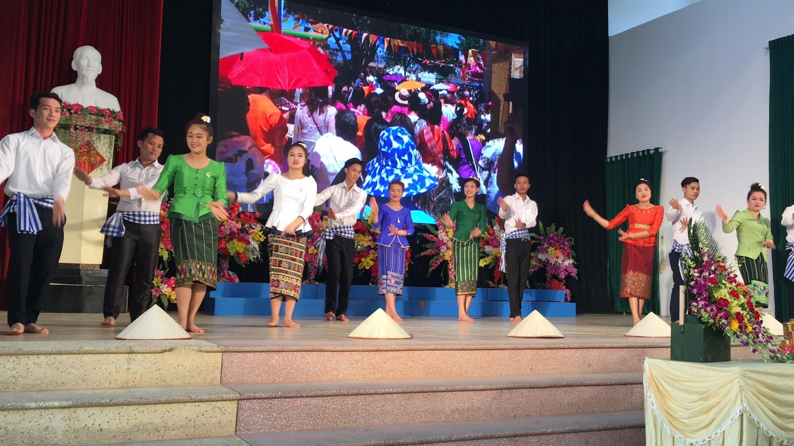 Laos students learn Vietnamese: Challenge, Excitement and Passion