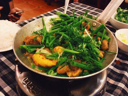 Một chảo hai suất cá cho hai người ăn đủ để bạn no căng. Ảnh: Hương Giang