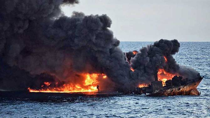 china races to tackle expanding oil spill after tanker sinks