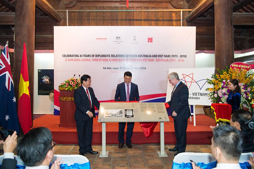 australia presents introductory panels as gift of friendship to the temple of literature
