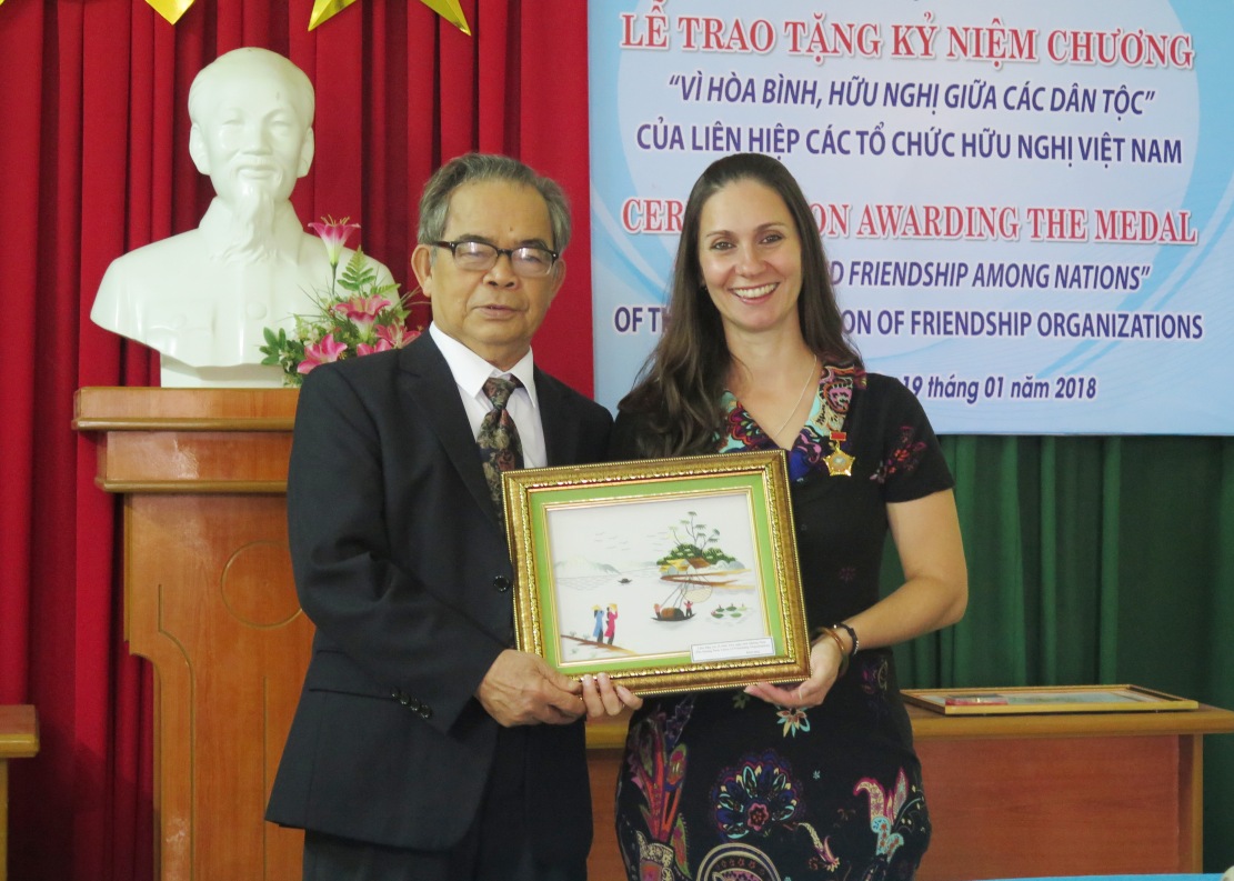 anna papoutsakis the australian woman who spends 8 years helping kids in quang nam