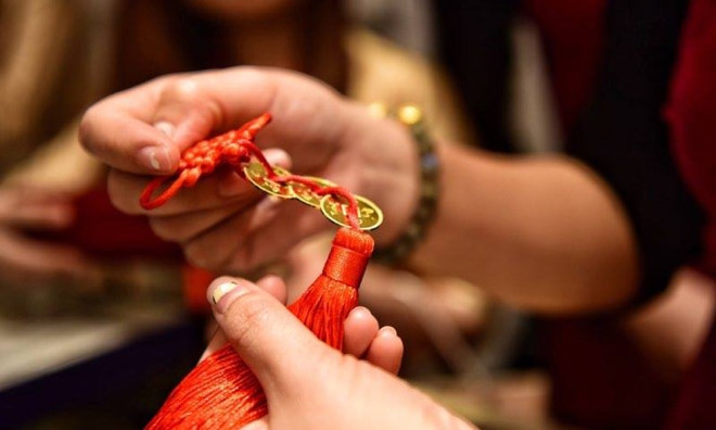 People flock to buy gold on God of Wealth Day