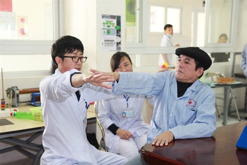 japanese volunteer helps stroke patients